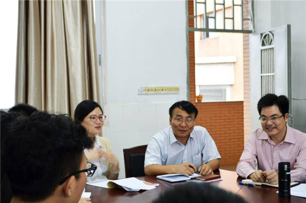 详细聆听员工的汇报.jpg