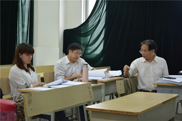 图五:答辩组老师给员工提建议.jpg