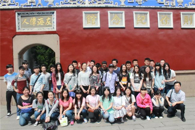 2012级文化产业管理专业全体员工与老师合影.jpg