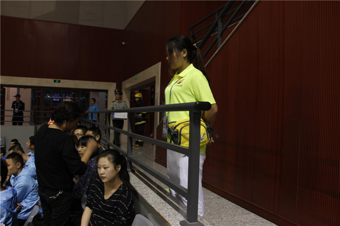 青5 (14级行政管理1班胡幼香 观众组织服务区站岗).jpg
