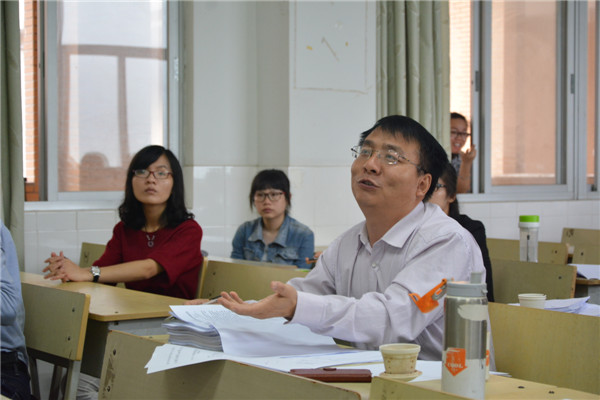图六:答辩组老师给员工的论文做点评.jpg