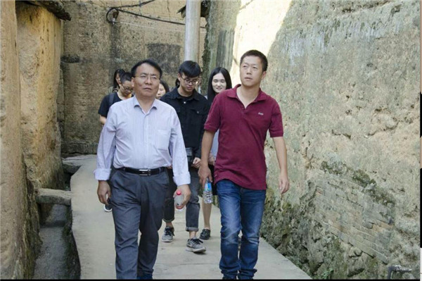 师生们在黛溪镇党委陈帆副书记带领下参观村庄.JPG