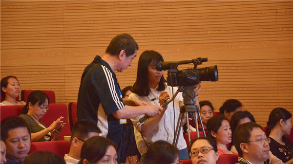 1 王宏老师对 16级广播电视编导1班的周巧洁同学进行指导.jpg