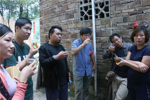 品尝当地的特色黄酒.JPG